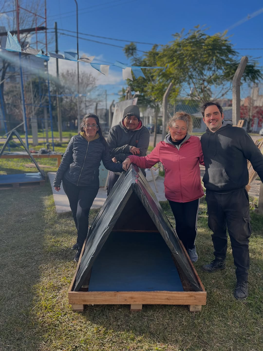 Jornada comunitaria de fabricacion de cuchas para perros callejeros